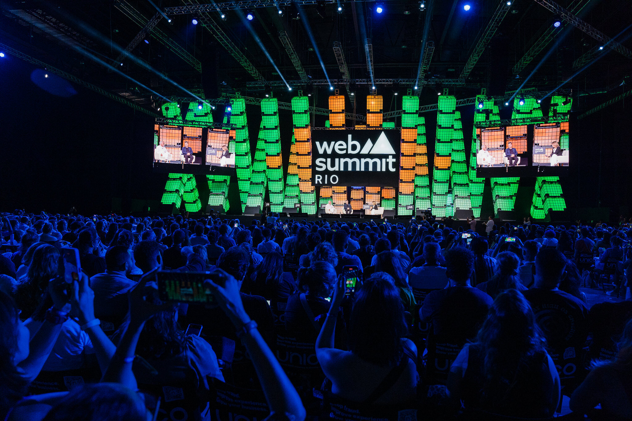 Plateia durante o Web Summit Rio 2025 assistindo a painel sobre transformação digital e tendências tecnológicas