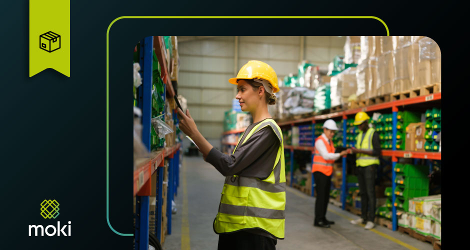 Funcionários trabalhando em um centro de distribuição