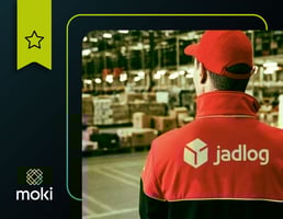 Una persona con uniforme de Jadlog en un centro de distribución