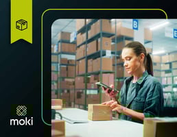 Colaborador realizando contagem de estoque com Moki app durante operação ativa