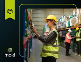 Funcionários trabalhando em um centro de distribuição