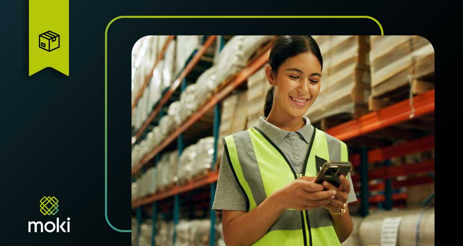 Colaboradores utilizando app de controle de estoque no smartphone durante inventário