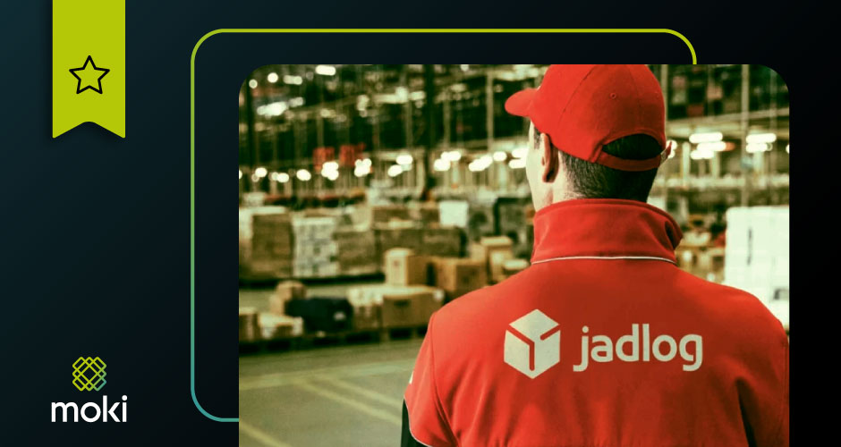 Pessoa com uniforme da Jadlog em um centro de distribuição