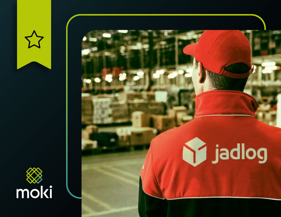 Pessoa com uniforme da Jadlog em um centro de distribuição