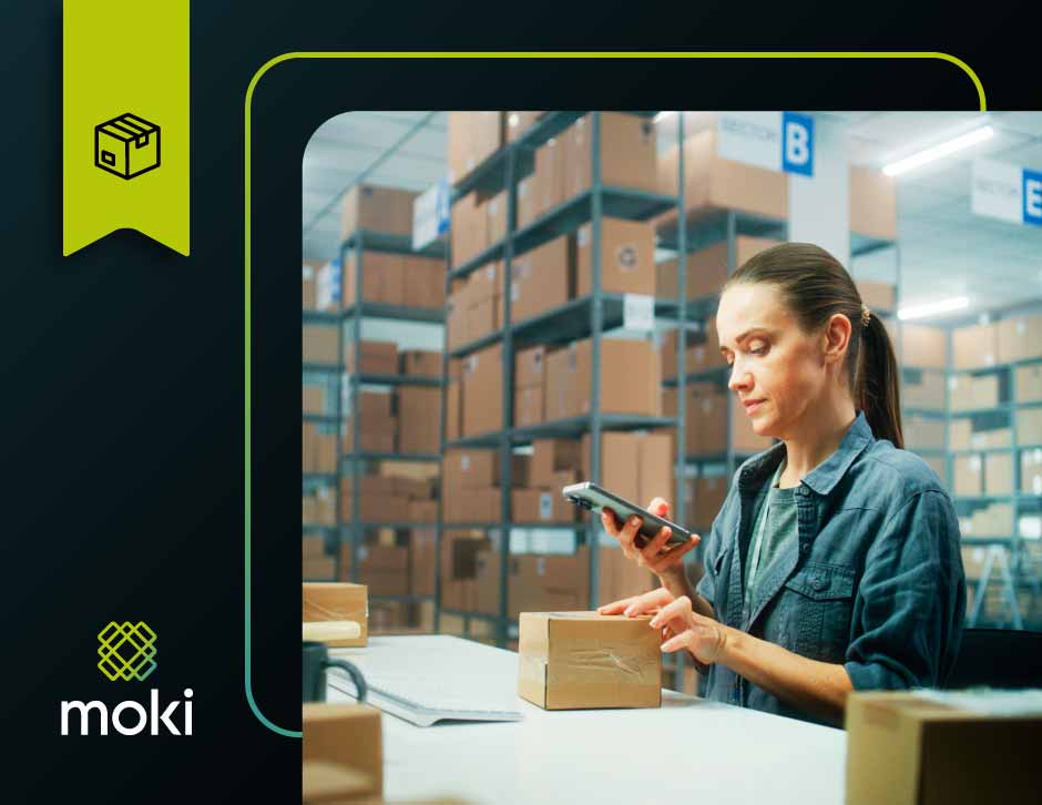 Colaborador realizando contagem de estoque com Moki app durante operação ativa
