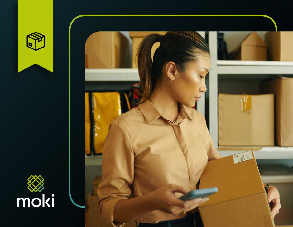 Operador realizando contagem de estoque cíclico com coletor de dados Moki em um corredor de armazém.