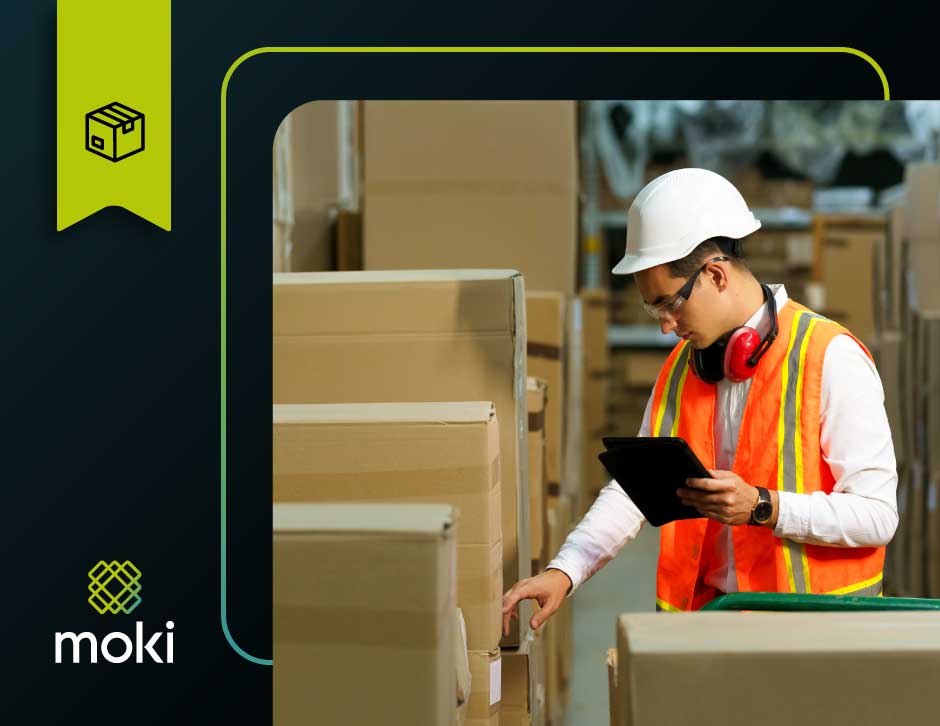 Colaborador consultando o POP de recebimento de mercadorias digitalmente em um tablet na doca de recebimento.